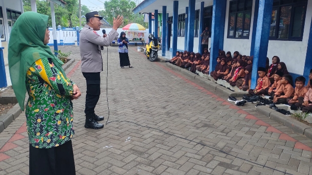 Plh Kapolsek Torjun Ipda Sugianto Hadi Prayitno Saat Memberikan Pengarahan Kepada Siswa-Siswi Di Sdn Bringin Nonggal 1.