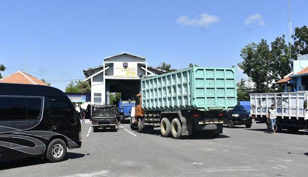 Sejumlah Kendaraan Saat Mengantre Melakukan Uji Kir.