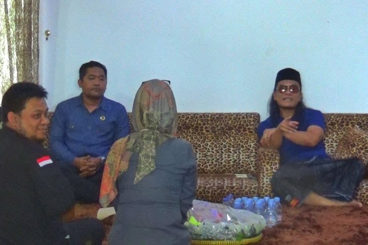 Bawaslu Pamekasan Saat Mendatangi Kediaman Gus Miftah Untuk Melakukan Pemeriksaan. (Dok. Kompas)