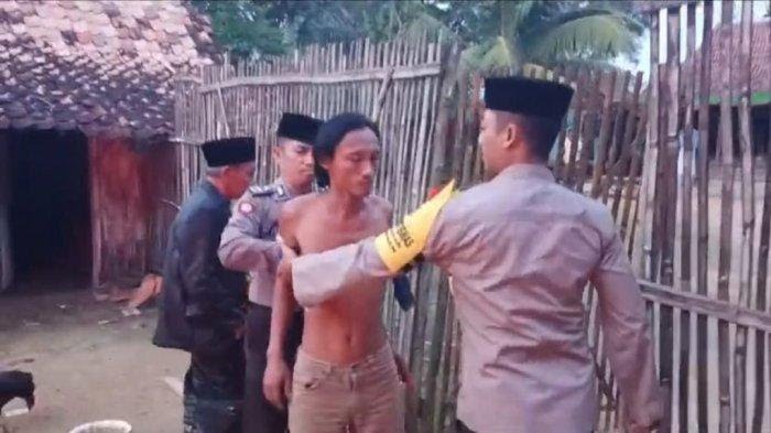 Pelaku Saat Diamankan Di Kediaman Warga Bersama Polisi.