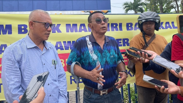 Kuasa Hukum Salah Satu Yayasan Di Bangkalan Saat Melakukan Orasi Di Depan Kantor Bank Mandiri Bangkalan.