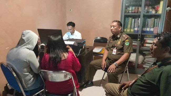 Kedua Psk Saat Diamankan Satpol Pp Pamekasan.