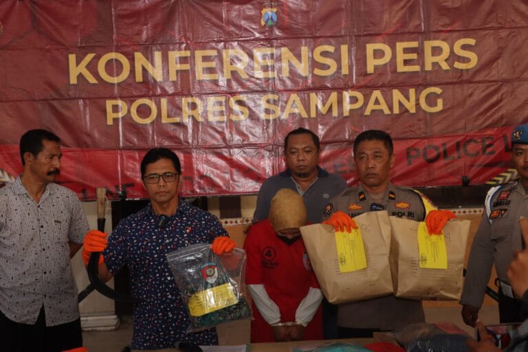 Pelaku Saat Diamankan Polres Sampang.