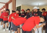 Bupati Sumenep Saat Melepas Skuad Perssu Sumenep.