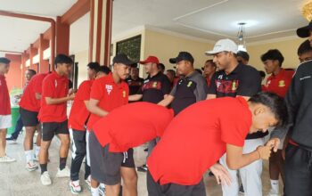 Bupati Sumenep Saat Melepas Skuad Perssu Sumenep.