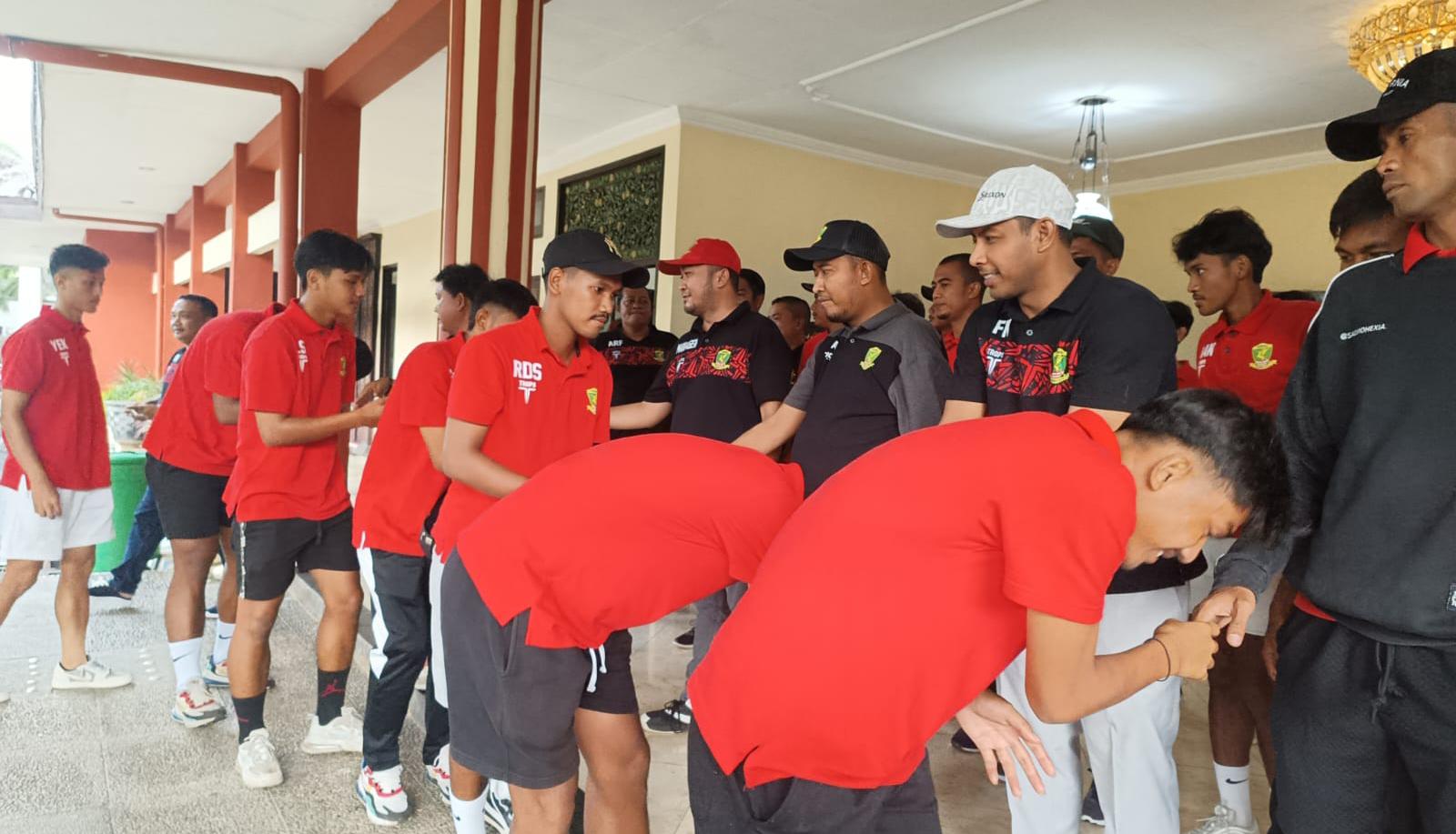 Bupati Sumenep Saat Melepas Skuad Perssu Sumenep.