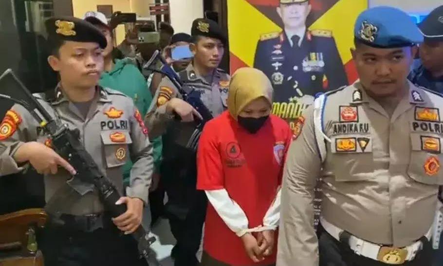 F Saat Diamankan Di Polres Sampang.