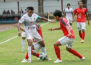 Pemain Perssu Madura City Saat Beradu Berebut Bola Dengan Pemain Persiga Trenggalek.