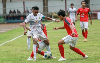 Pemain Perssu Madura City Saat Beradu Berebut Bola Dengan Pemain Persiga Trenggalek.