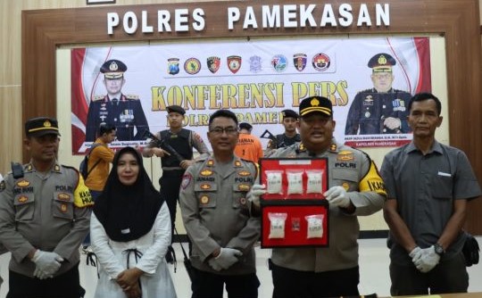 Kapolres Pamekasan Saat Menunjukkan Barang Bukti.