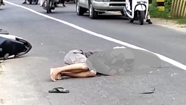 Kondisi Korban Tergeletak Di Tengah Jalan Usai Mengalami Kecelakaan.