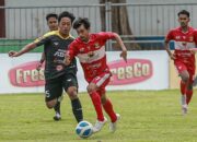 Pemain Perssu Madura City Saat Menguasai Bola.