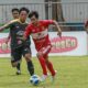 Pemain Perssu Madura City Saat Menguasai Bola.