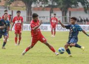 Pemain Perssu Madura City Saat Berduel Dengan Pemain Pasuruan United.