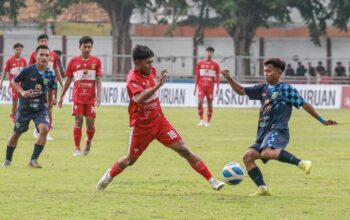 Pemain Perssu Madura City Saat Berduel Dengan Pemain Pasuruan United.