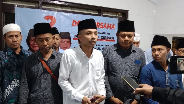 Foto Bersama Sejumlah Santri Usai Menggelar Doa Bersama Untuk Prabowo - Gibran.