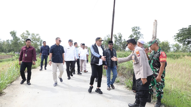 Bupati Sampang Saat Meninjau Pembangunan Jalan Kedungdung - Bringkoning Yang Bersumber Dari Inpres Jalan Daerah Senilai 17 Miliar Sepanjang 4,3 Kilometer.