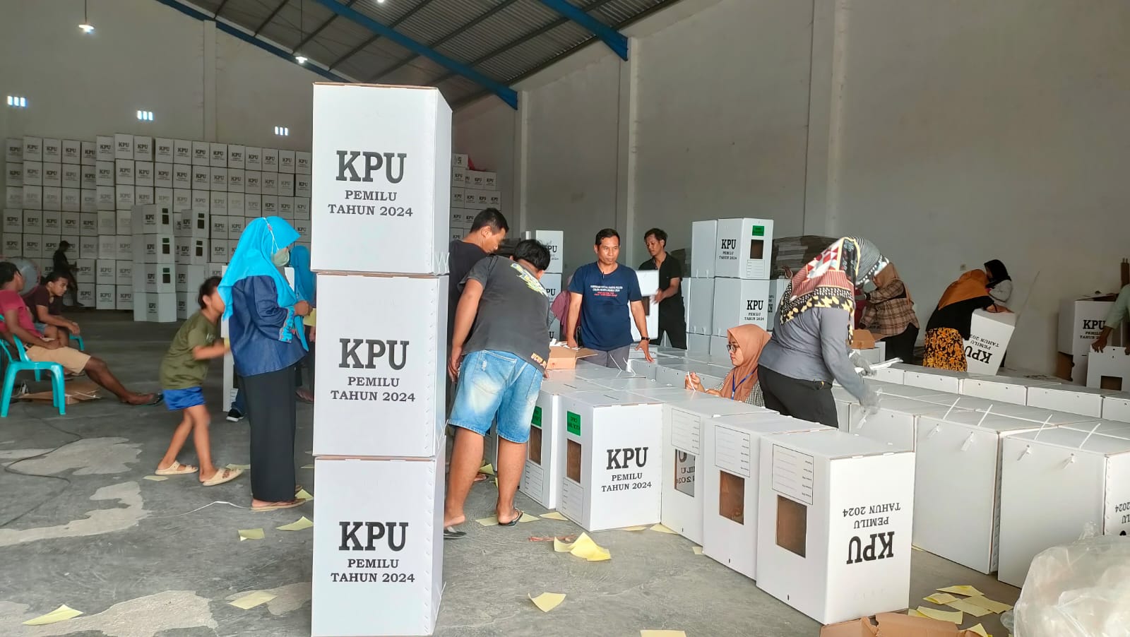 Petugas Saat Melakukan Sortir Logistik Pemilu Di Gudang Kpu Sumenep.