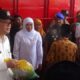 Gubernur Jatim, Khofifah Indar Prawansah Saat Meninjau Pasar Murah Di Kecamatan Arosbaya Bangkalan.