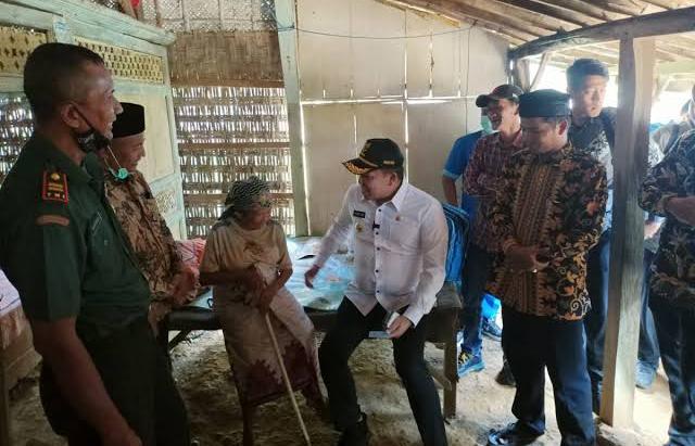 Bupati Sampang Saat Meninjau Penerima Bantuan Rtlh Beberapa Waktu Silam.