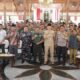 Pj Bupati Bangkalan Bersama Forkopimda Saat Rapat Koordinasi Pengamanan Pemilu Di Pendopo Agung Bangkalan.