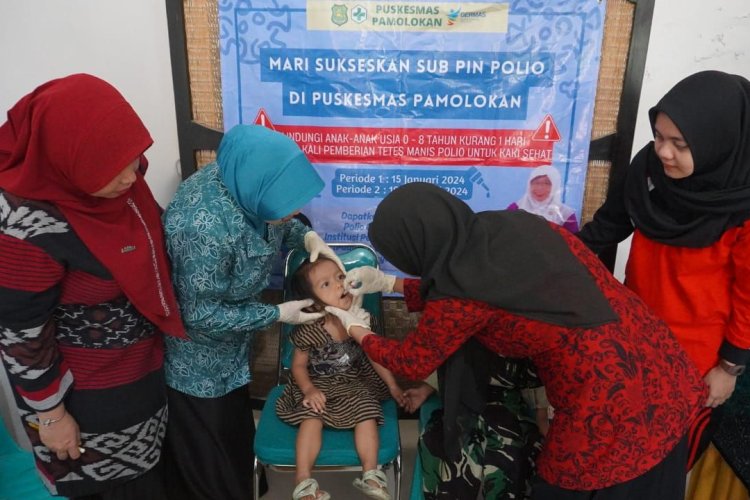 Salah Satu Anak Saat Dilakukan Vaksinasi Polio Di Salah Satu Puskesmas Sumenep.