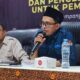 Ketua Kpu Sampang Addy Imansyah Bersama Anggota Divisi Sosialisasi, Pendidikan Pemilih, Partisipasi Masyarakat, Dan Sdm Kpu Sampang, Taufiq Rizqon.