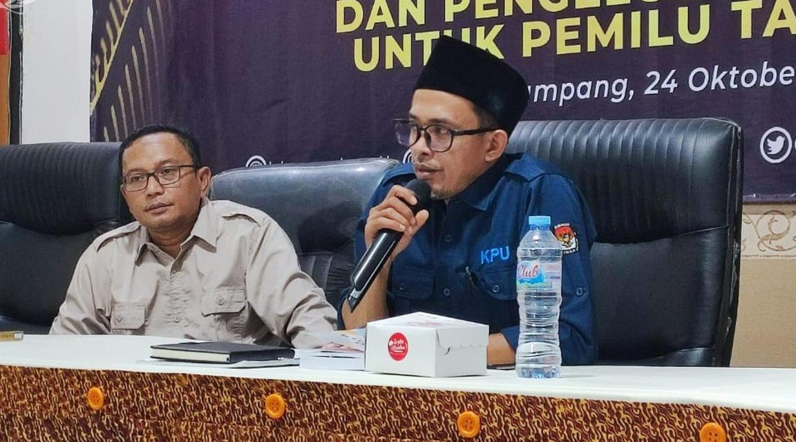 Ketua Kpu Sampang Addy Imansyah Bersama Anggota Divisi Sosialisasi, Pendidikan Pemilih, Partisipasi Masyarakat, Dan Sdm Kpu Sampang, Taufiq Rizqon.