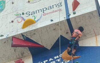 Atlet Usia Dini Fpti Sampang Saat Melakukan Latihan Di Wall Climbing Ssc.