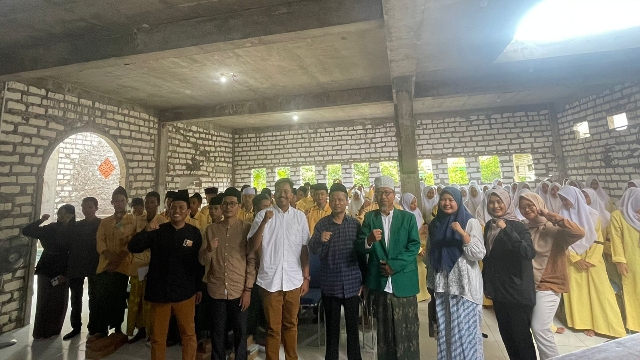 Para Pemateri Bersama Pengasuh Ponpes At Ta'Awun Dan Santri Usai Kegiatan Sosialisasi 4 Pilar.