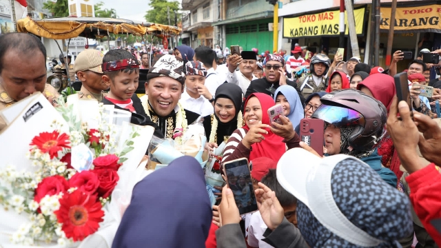 Bupati Sampang Bersama Ketua Tp Pkk Saat Menaiki Kereta Kencana.