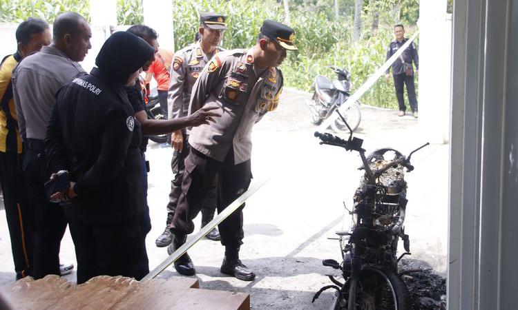 Kepolisian Saat Melakukan Olah Tkp Di Lokasi Kejadian.