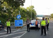 Cegah Kendaraan Roda Dua Lewati Jalur Mobil, Polisi Lakukan Penjagaan Di Pintu Masuk Suramadu