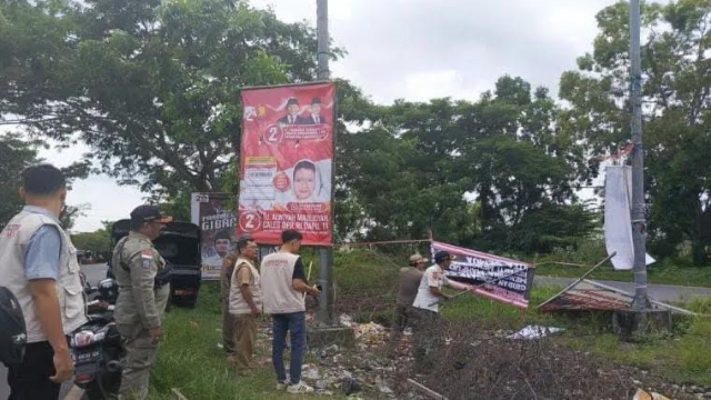 Bawaslu Bangkalan Saat Melakukan Penertiban Spanduk Di Akses Jembatan Suramadu.