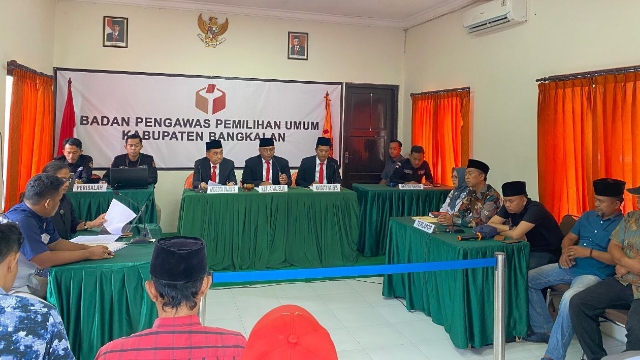 Ketua Majelis Achmad Mustain Saleh Saat Menunda Sidang Pelanggaran Kode Etik Pemecatan Pps.