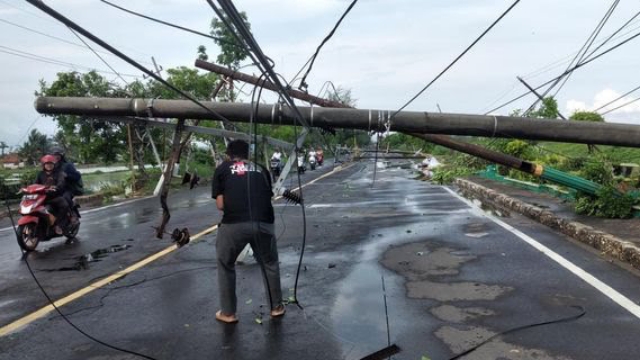 Whatsapp Image 2024 01 09 At 17.02.34 Angin Kencang Robohkan Tiang Listrik Di Jalan Nasional Sumenep, Arus Lalu Lintas Lumpuh