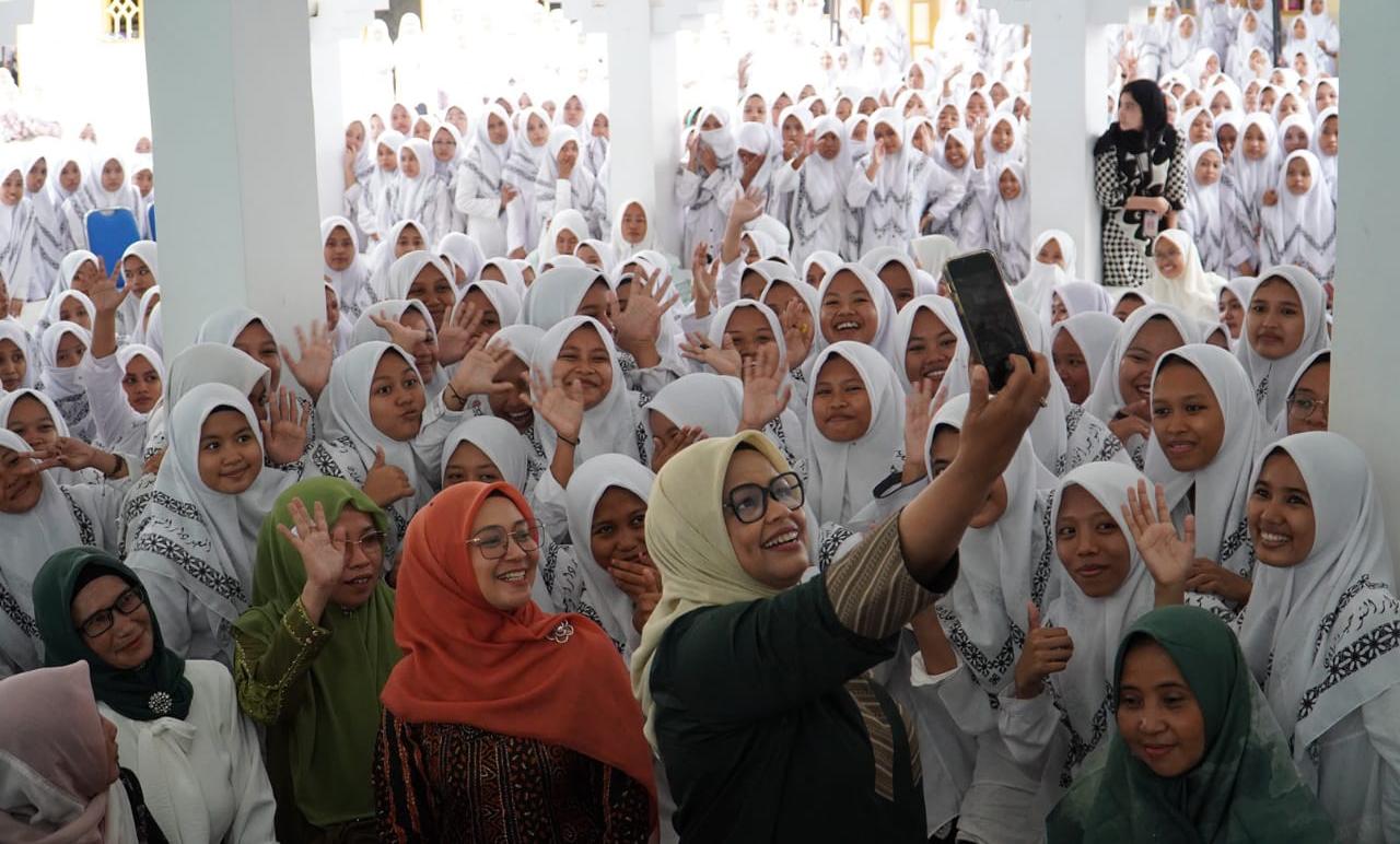 Istri Capres Anies Baswedan Fery Farhati Bersama Istri Cawapres Muhaimin Iskandar, Rustini Murtadho Saat Bersilaturahmi Ke Sejumlah Pondok Pesantren (Ponpes) Di Wilayah Sampang.