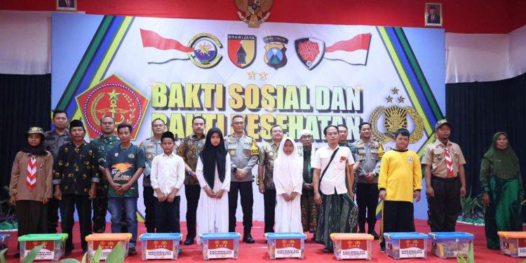 Penyerahan Sembako Kepada Masyarakat Oleh Kapolda Jatim Dan Pangdam V Brawijaya.