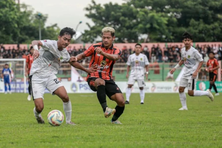 Pemain Perssu Madura City Saat Bertanding Dalam 8 Besar Liga 3 Jatim.