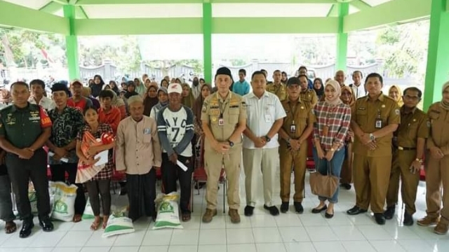 Suasana Saat Sremonial Pelaksanaan Penyerahan Bantuan Beras Pada Kpm.