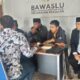 Oknum Kades Saat Dilaporkan Ke Panwascam Pragaan Kabupaten Sumenep.