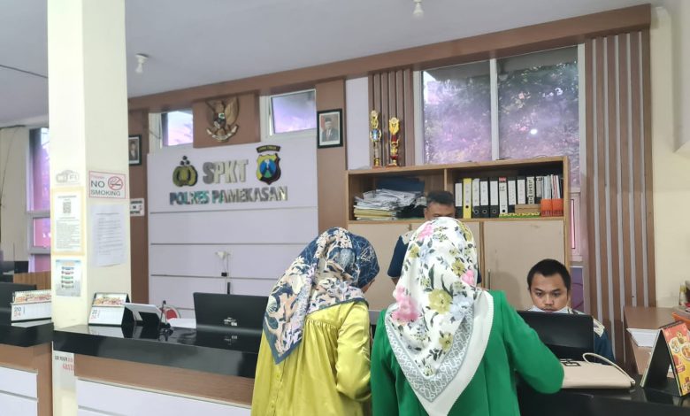 Korban Saat Melapor Ke Mapolres Pamekasan.