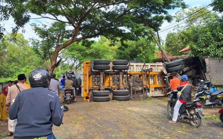 Truk Trailer Dengan Kondisi Terguling Saat Mengalami Kecelakaan.