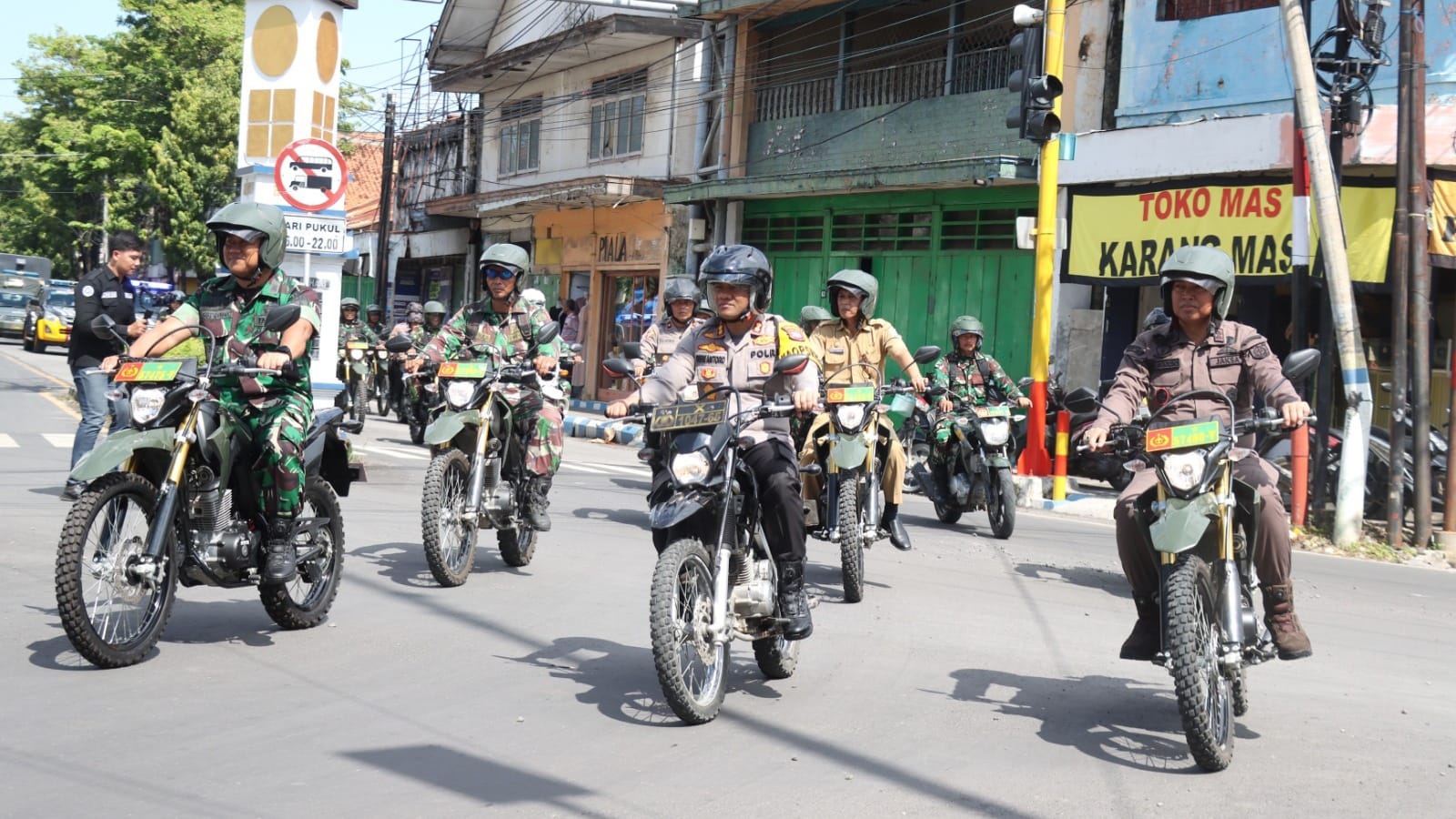 Patroli Skala Besar Yang Dilakukan Personel Tni Polri Di Sampang.