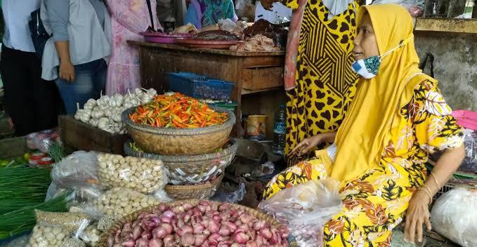 Salah Satu Pedagang Di Pasar Tradisional Anom Baru Sumenep.