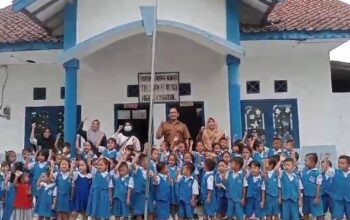 Imunisasi Polio Di Salah Satu Sekolah Di Kabupaten Sampang.