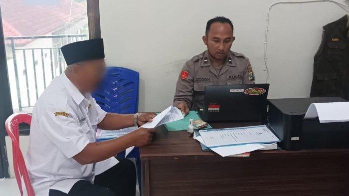 Tersangka Mf Saat Memenuhi Pemanggilan Pemeriksaan Penyidik Satreskrim Polres Sampang.