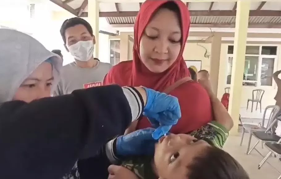 Salah Satu Anak Di Bangkalan Saat Divaksin Polio.