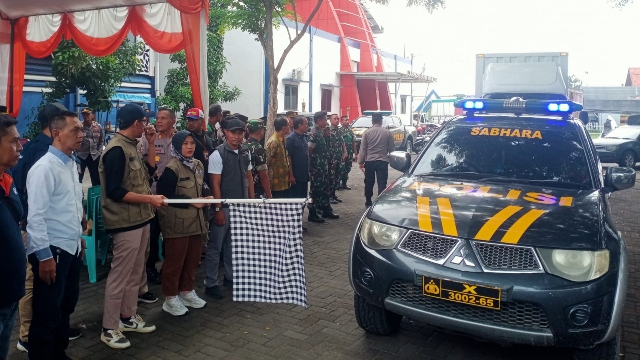 Ketua Kpu Sampang Saat Melepas Pendistribusian Logistik Pemilu.