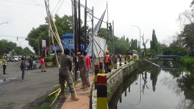 Petugas Gabungan Saat Melakukan Penertiban Apk Di Sejumlah Jalan Protokol Bangkalan.